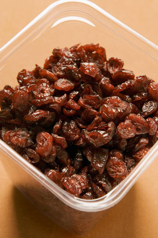 无人,竖图,俯视,室内,特写,白天,桌面,桌子,浆果,水果,一堆,许多,阴影,堆叠,堆积,棕色背景,新鲜,反射,木制,影子,塑料,生食,食品,果实,很多,食物,一个,木制品,容器,塑料制品,碗,摄影,有机食品,绿色食品,影棚,单个,储藏,堆,曼越桔,蔓越橘,小红莓,储存,酸莓,彩图,高角度拍摄,影棚拍摄,拍摄,贮存