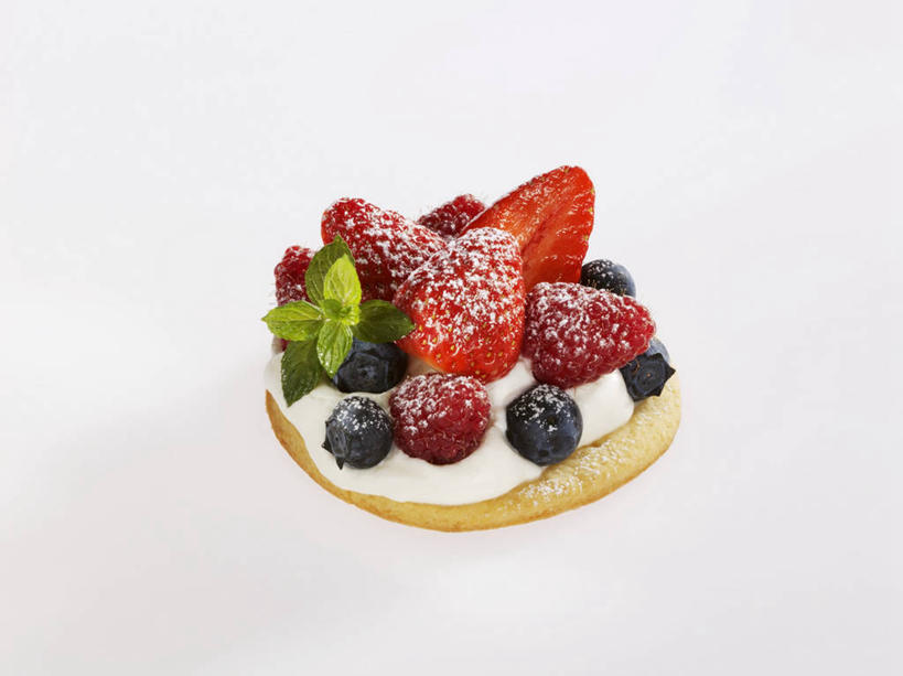 点心,无人,横图,俯视,室内,特写,白天,白色背景,桌面,桌子,草莓,浆果,蓝莓,水果,叶子,阴影,新鲜,装饰,反射,木制,影子,生食,薄荷,食品,面点,果实,绿叶,银丹草,馅饼,食物,糕点,一个,木制品,嫩叶,摄影,有机食品,绿色食品,影棚,单个,华丽,修饰,点缀,横截面,剖面,衬托,美观,雅致,雅观,斑叶凤梨薄荷,苹果薄荷,夜息香,截面,截面图形,叶,叶片,洋莓,水果皇后,山都柿,蓝浆果,蓝靛果,红莓,地莓,彩图,高角度拍摄,影棚拍摄,拍摄