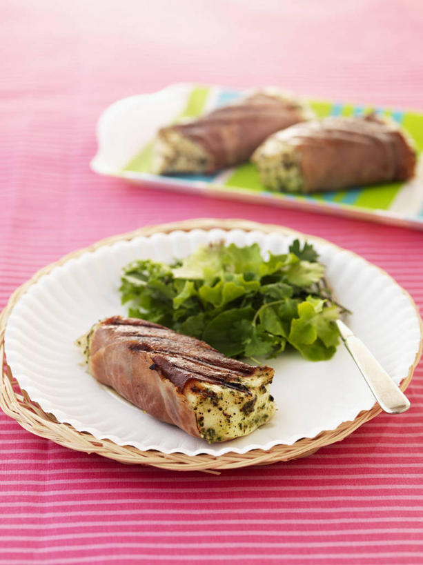 海鲜,无人,竖图,俯视,室内,特写,白天,桌面,桌子,比目鱼,蔬菜,餐具,叶子,金属制品,阴影,粉色背景,新鲜,反射,金属,木制,鱼,叉子,碟子,盘,影子,肉,生食,蔬菜沙拉,鱼肉,沙拉,食品,绿叶,色拉,火腿,水产,猪肉,沙律,肉类,海洋生物,食物,腌制,两个,盘子,木制品,碟,嫩叶,摄影,有机食品,绿色食品,影棚,色拉酱,水生动物,海产品,千岛酱,水生物,肉食,海底动物,餐叉,豚肉,熏制,火肉,兰熏,猪腿,叶,叶片,进餐用具,鲽鱼,彩图,高角度拍摄,影棚拍摄,拍摄