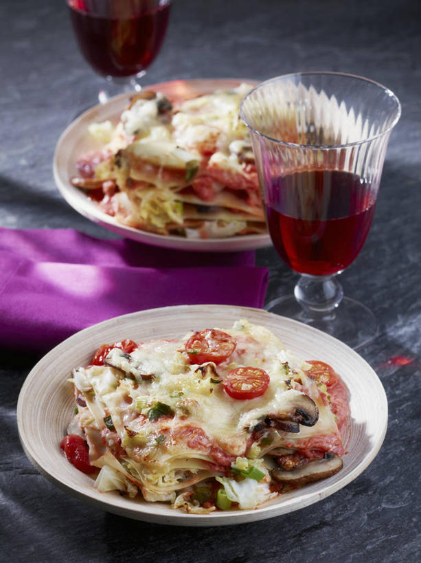 面食,面条,意大利面,红酒,葡萄酒,无人,竖图,俯视,室内,特写,白天,西餐,桌面,桌子,蔬菜,西红柿,杯子,餐具,阴影,朦胧,模糊,新鲜,反射,木制,碟子,高脚杯,盘,影子,菌菇,蘑菇,面,料理,食品,红酒杯,酒类,菌类,玻璃制品,酒,食物,饮料,一个,盘子,餐巾,酒杯,木制品,碟,红葡萄酒,食用菌,西式,有机食品,绿色食品,单个,葡萄酒杯,保洁方巾,口布,玻璃杯,番茄,彩图,高角度拍摄