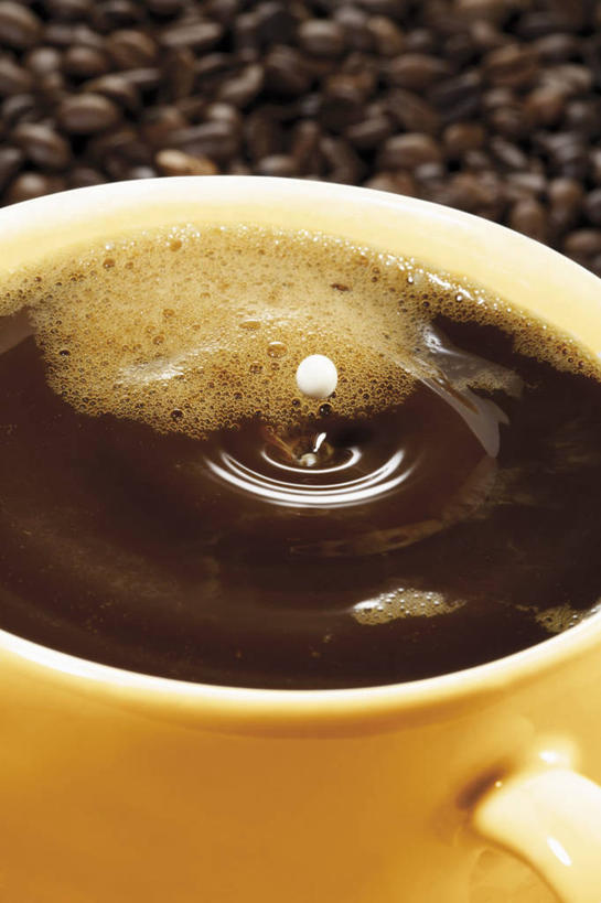 咖啡,无人,竖图,俯视,室内,特写,白天,幸福,水,植物,豆,杯子,一堆,许多,堆叠,堆积,瓷器,液体,水滴,豆类,豆子,棕色,咖啡杯,陶瓷制品,很多,娱乐,饮料,一个,咖啡豆,享受,休闲,温馨,放松,乐趣,单个,堆,提神,舒适,下降,瓷杯,醒脑,降落,豆科,软饮料,咖啡因,降低,下跌,下落,彩图,高角度拍摄