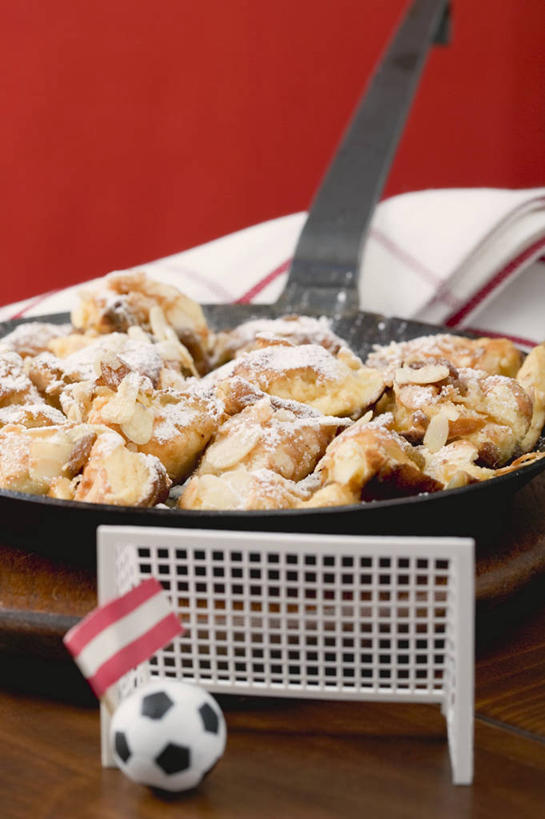 点心,无人,竖图,俯视,室内,特写,白天,烹饪,游戏,足球,桌面,桌子,厨具,旗帜,玩具,金属制品,阴影,红色背景,反射,金属,木制,粉末,锅子,影子,球网,调料,食品,糖,甜点,甜品,案板,足球装备,调味品,玩,调味料,娱乐,旗子,运动器械,锅,砧板,食物,糕点,一个,木制品,甜食,休闲,粉,健身器械,益智,摄影,影棚,单个,煎锅,锅具,活动,发泄,消遣,智力,健身器材,烹饪用具,宣泄,蹴鞠,粉状,粉剂,旌旗,旗号,足球运动,烹调用具,烹调,玩耍,嬉戏,彩图,高角度拍摄,影棚拍摄,拍摄,运动器材