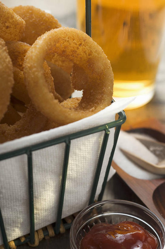 无人,交叉,竖图,俯视,室内,特写,白天,烹饪,西餐,餐桌,桌子,金属制品,一堆,阴影,堆叠,堆积,朦胧,模糊,编织,反射,金属,篮子,影子,陶瓷,调料,酱料,酱汁,茄汁,油炸,佐料,料理,食品,陶瓷制品,调味品,调味料,番茄酱,洋葱圈,酱,菜肴,美食,食物,两个,容器,碗,快餐,金色,西式,佳肴,餐台,储藏,堆,交织,储存,西式快餐,垃圾食品,穿插,彩图,高角度拍摄,贮存