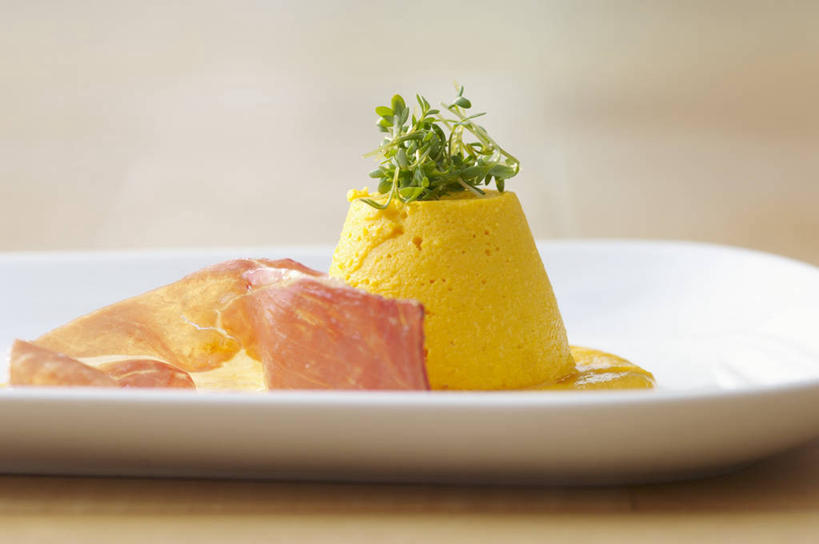 无人,横图,俯视,室内,特写,白天,餐桌,桌子,萝卜,胡萝卜,蔬菜,餐具,叶子,阴影,朦胧,模糊,新鲜,装饰,反射,碟子,盘,影子,肉,食品,绿叶,火腿,猪肉,肉类,食物,腌制,一个,盘子,碟,嫩叶,有机食品,绿色食品,单个,餐台,华丽,修饰,点缀,配菜,肉食,豚肉,衬托,美观,雅致,雅观,熏制,火肉,兰熏,猪腿,叶,叶片,红萝卜,甘荀,彩图,高角度拍摄