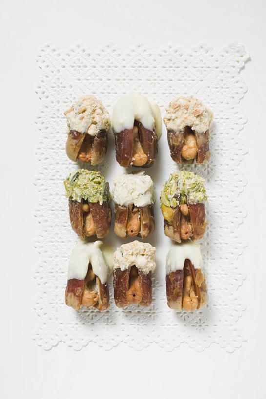 无人,竖图,俯视,室内,特写,白天,白色背景,餐桌,桌子,水果,一排,阴影,新鲜,整齐,并列,并排,反射,影子,生食,食品,糖,糖果,甜点,甜品,果实,软糖,食物,排列,甜食,摄影,有机食品,绿色食品,影棚,餐台,队列,平行,枣椰子,波斯枣,番枣,海枣,无漏子,椰枣,伊拉克枣,彩图,高角度拍摄,影棚拍摄,拍摄