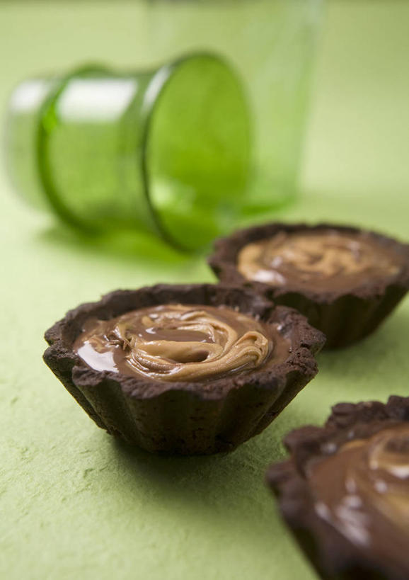 无人,竖图,俯视,室内,特写,白天,餐桌,桌子,杯子,绿色背景,阴影,朦胧,模糊,反射,影子,食品,糖,糖果,坚果,甜点,甜品,褐色,果实,玻璃制品,食物,一个,水杯,甜食,干果,巧克力,摄影,影棚,单个,餐台,朱古力,榛子,山板栗,牛奶巧克力,玻璃杯,彩图,高角度拍摄,影棚拍摄,拍摄