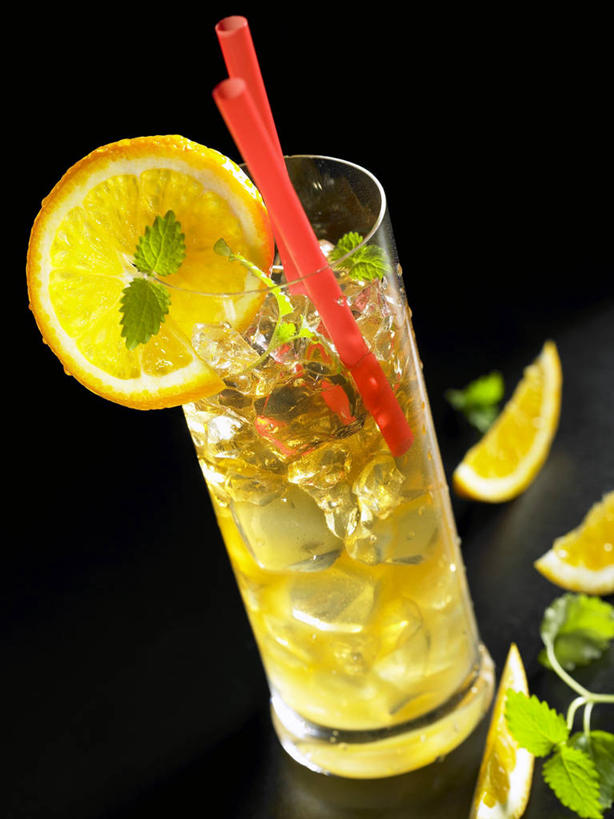 无人,竖图,俯视,室内,特写,白天,植物,餐桌,桌子,柠檬,杯子,水果,一根,切开,阴影,黑色背景,新鲜,反射,影子,塑料,生食,食品,果实,草药,药草,酒类,一杯,文化,中药,玻璃制品,酒,食物,饮料,一个,水杯,塑料制品,吸管,鸡尾酒,切,调酒,摄影,有机食品,绿色食品,影棚,单个,餐台,创造,空心,药材,中草药,剖面,想象,切面,蜜蜂花,中药材,本草,饮管,鼻血草,玻璃杯,益母果,柠果,彩图,高角度拍摄,影棚拍摄,拍摄,圆柱状