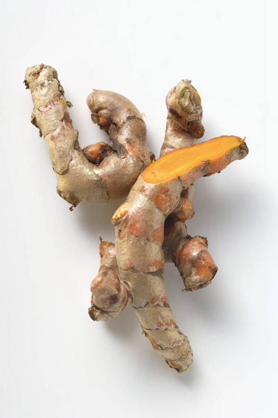 无人,竖图,俯视,室内,特写,白天,白色背景,植物,餐桌,桌子,一堆,阴影,堆叠,堆积,反射,影子,褐色,草药,药草,中药,姜黄,摄影,影棚,餐台,堆,药材,中草药,中药材,本草,彩图,高角度拍摄,影棚拍摄,拍摄