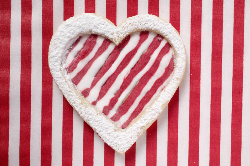 点心,无人,横图,俯视,室内,特写,白天,爱情,餐桌,桌子,一块,阴影,条纹,爱心,反射,影子,食品,曲奇,浪漫,食物,红色,白色,饼干,零食,温暖,温馨,心形,恩爱,摄影,影棚,餐台,和睦,曲奇饼,曲奇饼干,心型,彩图,高角度拍摄,影棚拍摄,拍摄,融洽