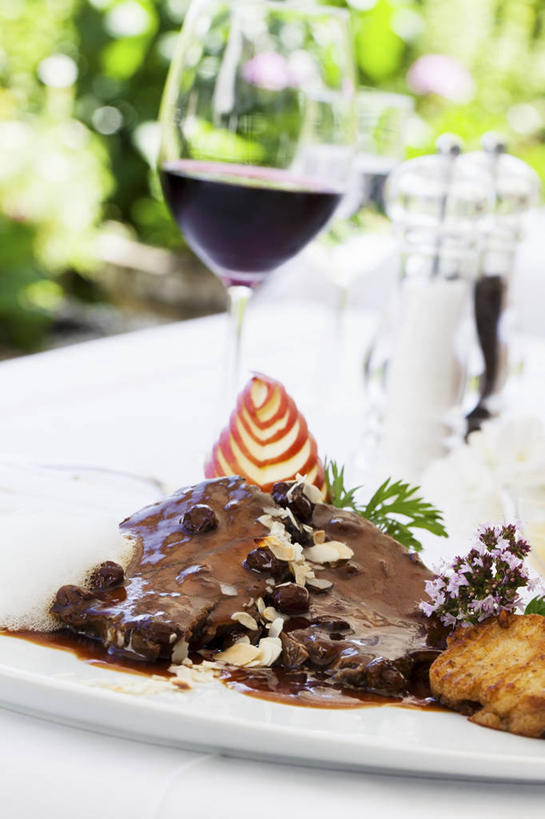 红酒,葡萄酒,无人,竖图,俯视,室外,特写,白天,餐桌,桌子,葡萄,杯子,餐具,一堆,阴影,堆叠,堆积,朦胧,模糊,光线,碟子,高脚杯,盘,影子,肉,牛肉,红酒杯,酒类,一杯,肉类,玻璃制品,酒,饮料,两个,阳光,盘子,酒杯,碟,红葡萄酒,葡萄干,餐台,堆,葡萄酒杯,肉食,乌珠木,玻璃杯,山葫芦,蒲桃,草龙珠,彩图,高角度拍摄