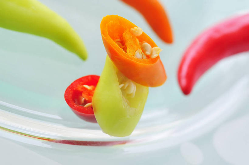 无人,横图,俯视,室内,特写,白天,餐桌,桌子,辣椒,蔬菜,切开,阴影,朦胧,模糊,新鲜,反射,影子,食品,食物,红色,绿色,切,橙色,有机食品,绿色食品,餐台,剖面,切面,辣角,红海椒,大椒,辣虎,广椒,辣子,红辣椒,海椒,番椒,彩图,高角度拍摄