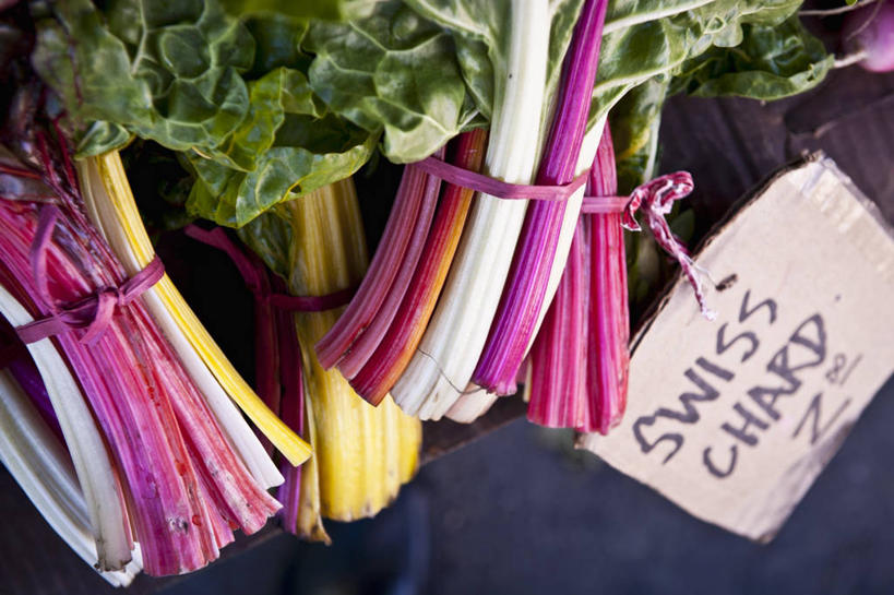 无人,菜场,横图,俯视,室内,特写,白天,购物,消费,桌面,桌子,蔬菜,叶子,阴影,新鲜,反射,木制,英文,标签,标志,文字,影子,字符,字母,食品,绿叶,集市,市场,标识,食物,黄色,绿色,紫色,木制品,嫩叶,金融,有机食品,绿色食品,英文字母,选购,贸易,牛皮菜,厚皮菜,厚合菜,莙达菜,莙荙菜,根达菜,恭菜,观达菜,菜市,叶,叶片,彩图,高角度拍摄,菜市场