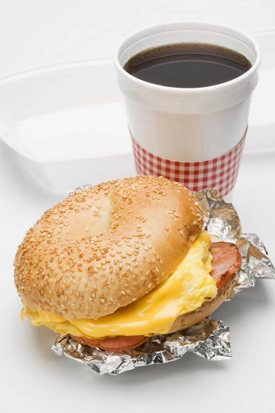 点心,面包,咖啡,无人,竖图,俯视,室内,特写,白天,白色背景,幸福,餐桌,桌子,杯子,阴影,反射,包装,包装纸,铝箔纸,锡箔纸,影子,纸,蛋,鸡蛋,肉,芝麻,食品,面点,纸张,一杯,娱乐,火腿,猪肉,肉类,食物,腌制,糕点,饮料,一个,纸制品,享受,休闲,温馨,放松,乐趣,摄影,影棚,单个,餐台,纸杯,包装材料,提神,舒适,一次性杯子,醒脑,肉食,锡箔,铝箔,豚肉,草鸡蛋,脂麻,胡麻,白麻,巨胜子,软饮料,油麻,卵,百吉饼,熏制,火肉,兰熏,猪腿,贝果面包,彩图,高角度拍摄,影棚拍摄,拍摄