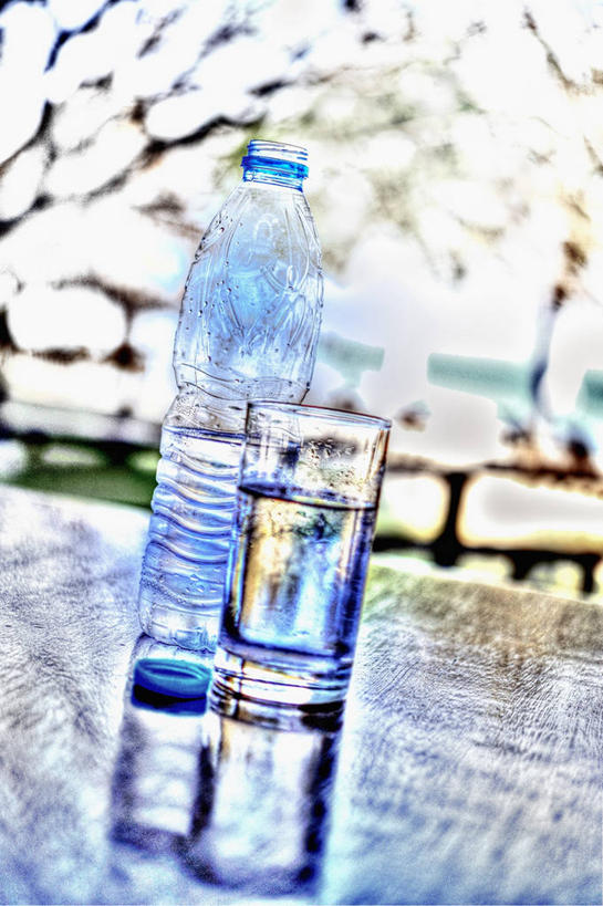 无人,竖图,俯视,室外,特写,白天,水,植物,餐桌,桌子,杯子,阴影,朦胧,模糊,光线,液体,影子,饮用水,玻璃制品,树,树木,两个,蓝色,绿色,阳光,自然,瓶子,水杯,塑料制品,矿泉水,塑料瓶,生长,成长,餐台,蒸馏水,玻璃杯,彩图,高角度拍摄