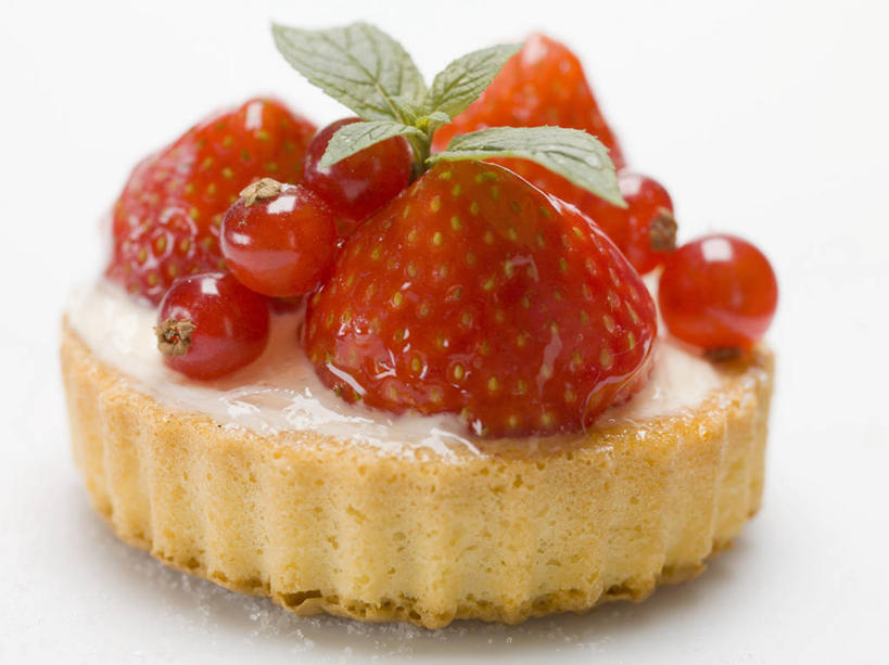 点心,无人,横图,俯视,室内,特写,白天,白色背景,下午茶,餐桌,桌子,草莓,浆果,水果,叶子,阴影,新鲜,反射,影子,灯笼果,生食,薄荷,食品,甜点,甜品,果实,绿叶,银丹草,食物,糕点,一个,红色,甜食,嫩叶,摄影,有机食品,绿色食品,影棚,单个,餐台,红醋栗,斑叶凤梨薄荷,夜息香,胡椒薄荷,叶,叶片,洋莓,水果皇后,红莓,地莓,醋栗,彩图,高角度拍摄,影棚拍摄,拍摄