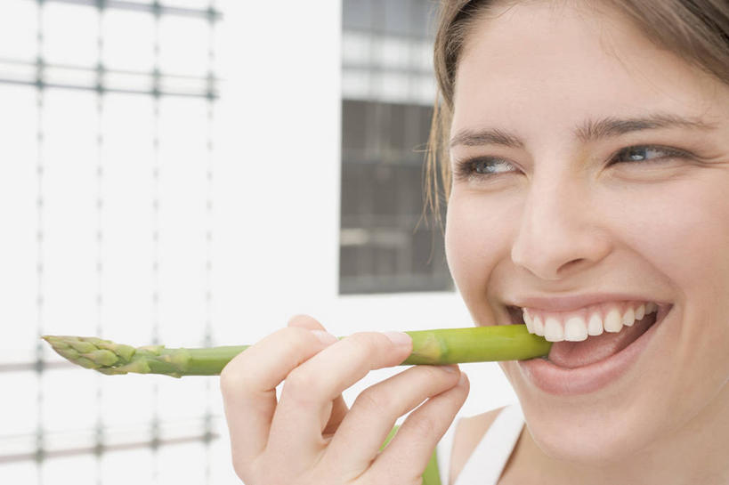 西方人,脸,头,脸颊,手,一个人,笑,吃,微笑,露齿笑,横图,室内,特写,白天,正面,芦笋,蔬菜,欧洲,欧洲人,仅一个女性,仅一个人,一根,握,咬,服装,朦胧,模糊,新鲜,食品,拿,拿着,注视,食物,衣服,绿色,观察,看,仅一个中年女性,手部,握着,服饰,有机食品,绿色食品,观看,单手,咬着,察看,衣着,穿着,关注,衣饰,女人,女性,中年女性,白种人,头部,脸部,脸蛋,面部,猪尾巴,药鸡豆子,石刁柏,蚂蚁杆,龙须菜,狼尾巴根,嚼,食,半身,彩图