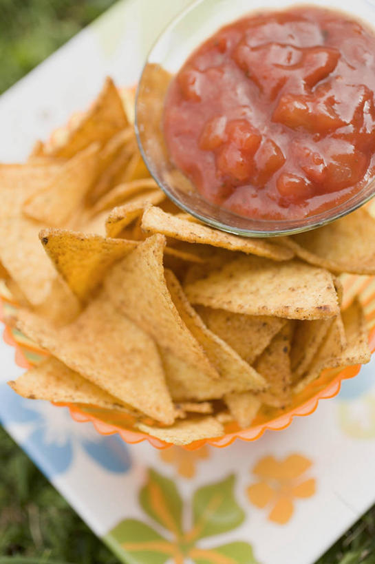 点心,无人,竖图,俯视,室内,特写,白天,餐桌,桌子,餐具,玻璃,一堆,阴影,堆叠,堆积,反射,碟子,盘,影子,玉米片,调料,酱料,酱汁,茄汁,佐料,食品,调味品,调味料,番茄酱,酱,玻璃制品,食物,两个,盘子,容器,碟,碗,快餐,零食,餐台,储藏,堆,储存,垃圾食品,彩图,高角度拍摄,贮存