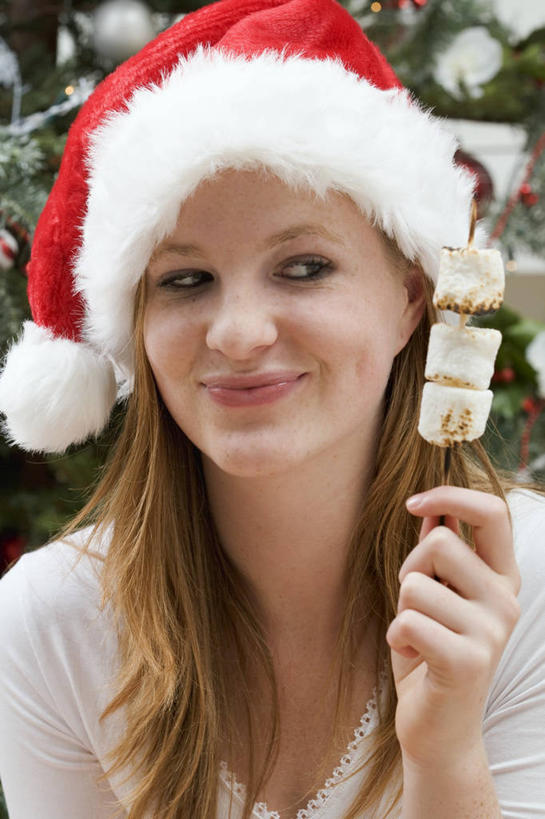 西方人,脸,头,脸颊,手,一个人,笑,微笑,竖图,室内,特写,白天,正面,植物,帽子,欧洲,圣诞节,欧洲人,仅一个女性,仅一个人,握,服装,节日,庆祝,食品,糖,糖果,甜点,甜品,圣诞树,软糖,拿,拿着,注视,休闲装,文化,棉花糖,树,树木,食物,衣服,红色,绿色,自然,甜食,观察,看,仅一个中年女性,庆典,休闲,手部,休闲服,圣诞帽,握着,服饰,生长,成长,观看,纪念,单手,察看,关注,棉帽,女人,女性,中年女性,白种人,头部,脸部,脸蛋,面部,半身,彩图