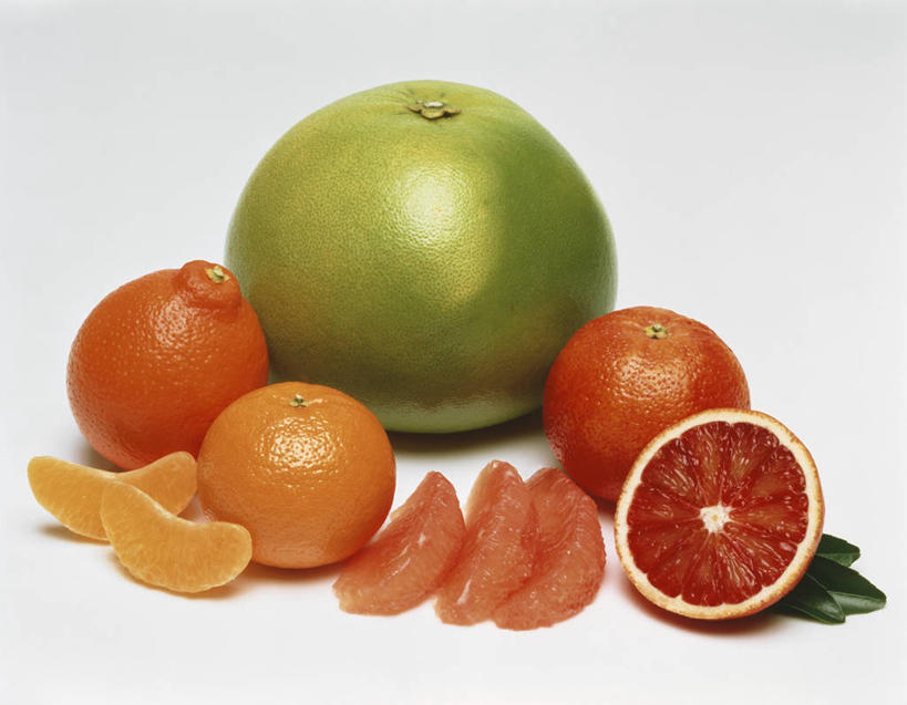 无人,横图,俯视,室内,特写,白天,白色背景,餐桌,桌子,柑橘,水果,叶子,切开,阴影,新鲜,反射,影子,生食,食品,果实,绿叶,食物,红色,绿色,切,嫩叶,摄影,有机食品,绿色食品,影棚,餐台,血橙,剖面,切面,叶,叶片,橘子,桔子,橙子,橙,彩图,高角度拍摄,影棚拍摄,拍摄