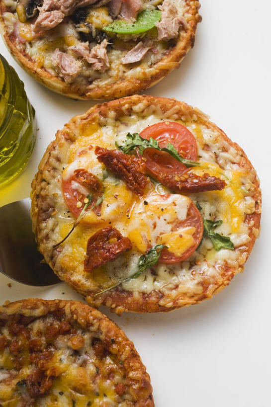 奶酪,无人,竖图,俯视,室内,特写,白天,白色背景,烹饪,西餐,餐桌,桌子,蔬菜,西红柿,一排,阴影,新鲜,整齐,反射,影子,肉,食用油,油,鱼肉,干酪,橄榄油,起司,料理,食品,披萨,匹萨,芝士,营养,鲔鱼,金枪鱼,菜肴,美食,肉类,食物,排列,快餐,乳酪,西式,摄影,佳肴,有机食品,绿色食品,影棚,餐台,吞拿鱼,乳制品,比萨,队列,发酵,肉食,西式快餐,垃圾食品,植物油,意大利薄饼,番茄,彩图,高角度拍摄,影棚拍摄,拍摄