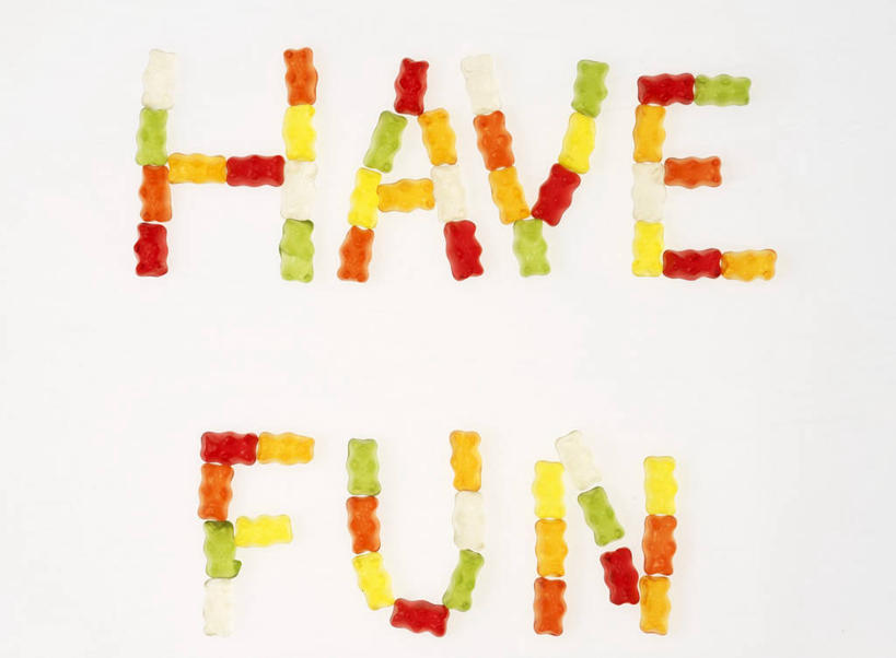 无人,横图,俯视,彩色,室内,特写,白天,白色背景,餐桌,桌子,许多,阴影,反射,英文,标志,文字,影子,字符,字母,食品,糖,糖果,甜点,甜品,软糖,很多,标识,食物,排列,甜食,摄影,影棚,餐台,英文字母,摆列,彩图,高角度拍摄,影棚拍摄,拍摄,布列,分列