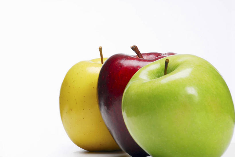 无人,横图,俯视,室内,特写,白天,白色背景,餐桌,桌子,苹果,水果,一排,阴影,新鲜,整齐,反射,影子,生食,食品,果实,食物,排列,三个,黄色,红色,绿色,摄影,有机食品,绿色食品,影棚,餐台,队列,彩图,高角度拍摄,影棚拍摄,拍摄