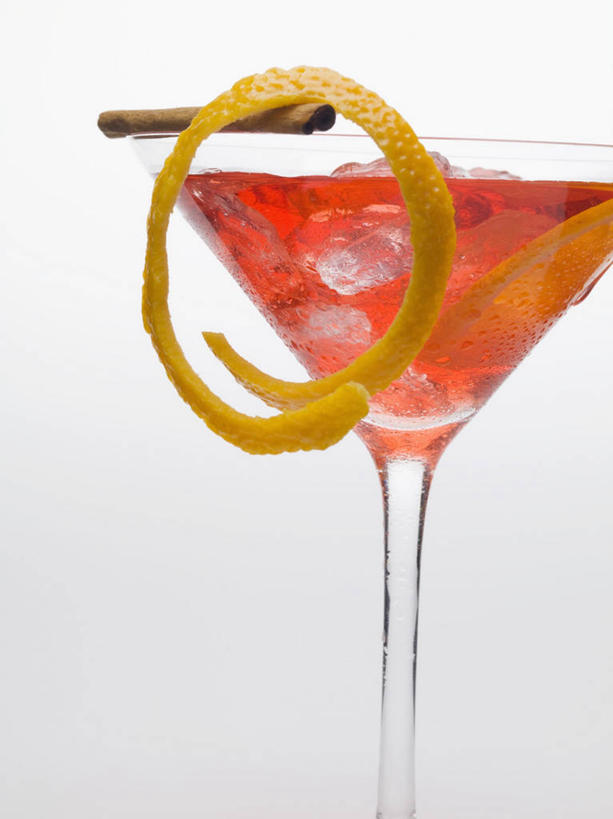 无人,竖图,室内,特写,白天,白色背景,正面,柠檬,杯子,水果,阴影,新鲜,反射,高脚杯,影子,冰,调味,生食,香料,佐料,冰块,食品,果实,酒类,肉桂,一杯,文化,冷冻,玻璃制品,酒,食物,饮料,一个,酒杯,鸡尾酒,寒冷,调酒,摄影,有机食品,绿色食品,影棚,冷藏,单个,配料,冰冷,创造,想象,桂皮,作料,官桂,牡桂,筒桂,香桂,玉桂,保鲜,鸡尾酒杯,玻璃杯,益母果,柠果,彩图,影棚拍摄,拍摄