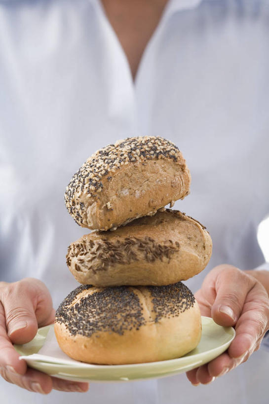 点心,面包,西方人,手,一个人,站,捧,竖图,室内,特写,白天,正面,餐具,欧洲,欧洲人,双手,仅一个女性,仅一个人,一排,服装,整齐,碟子,盘,食品,面点,休闲装,食物,糕点,排列,三个,一个,衣服,盘子,碟,站着,仅一个中年女性,休闲,手部,休闲服,服饰,单个,堆,队列,小圆面包,女人,女性,中年女性,白种人,端,端着,捧着,手捧,站立,半身,彩图