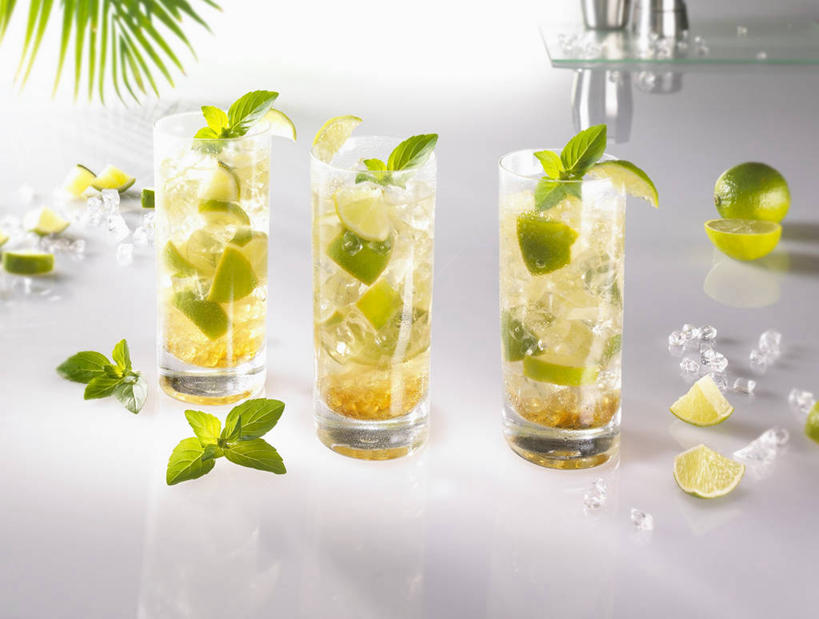 无人,横图,俯视,室内,特写,白天,白色背景,餐桌,桌子,杯子,水果,叶子,一排,切开,阴影,新鲜,整齐,装饰,反射,影子,生食,食品,果实,绿叶,酒类,三杯,文化,玻璃制品,酒,食物,饮料,排列,三个,水杯,鸡尾酒,切,嫩叶,调酒,摄影,有机食品,绿色食品,影棚,餐台,华丽,修饰,点缀,配菜,创造,队列,剖面,想象,切面,衬托,美观,雅致,雅观,酸橙,代代,盖比丽娜鸡尾酒,叶,叶片,玻璃杯,橙子,橙,彩图,高角度拍摄,影棚拍摄,拍摄