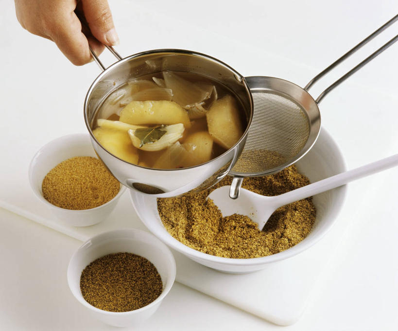 芥末,西方人,手,一个人,横图,俯视,室内,特写,白天,餐桌,桌子,欧洲,欧洲人,仅一个女性,仅一个人,握,阴影,反射,粉末,滤器,影子,勺子,陶瓷,调味,香料,佐料,陶瓷制品,拿,拿着,容器,碗,仅一个中年女性,手部,粉,握着,餐台,储藏,单手,配料,储存,漏勺,山葵,作料,泽山葵,溪山葵,粉状,粉剂,芥子末,山嵛菜,芥辣粉,哇沙比,辣根,女人,女性,中年女性,白种人,半身,彩图,高角度拍摄,贮存