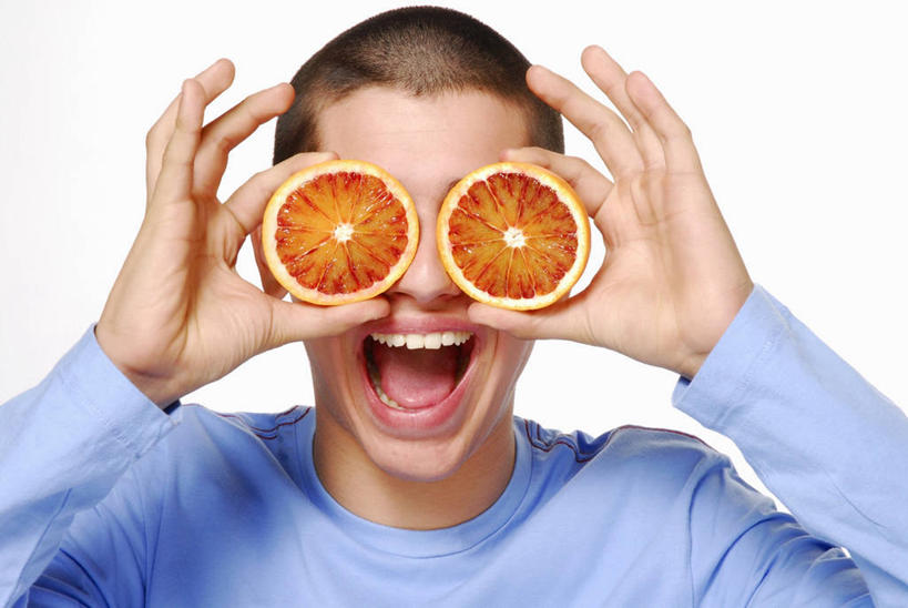 西方人,一个人,笑,大笑,横图,室内,白天,白色背景,正面,兴奋,柑橘,水果,欧洲,欧洲人,仅一个男性,仅一个人,切开,握,服装,新鲜,生食,食品,果实,拿,拿着,休闲装,食物,仅一个年轻男性,两个,衣服,蓝色,切,张嘴,休闲,休闲服,握着,遮,遮掩,摄影,服饰,有机食品,绿色食品,影棚,掩盖,遮挡,剖面,张大嘴巴,切面,遮盖,哈哈大笑,掩饰,男人,男性,年轻男性,白种人,张开嘴,橘子,桔子,橙子,橙,半身,彩图,影棚拍摄,高兴,狂笑,拍摄