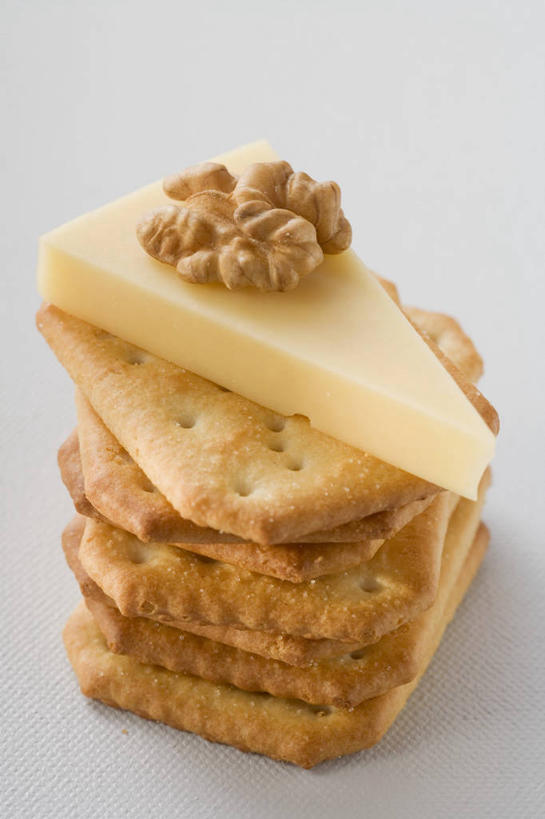 点心,奶酪,无人,竖图,俯视,室内,特写,白天,餐桌,桌子,一排,许多,切开,阴影,灰色背景,整齐,反射,影子,核桃,干酪,起司,食品,坚果,果实,芝士,很多,营养,食物,排列,饼干,干果,零食,切,乳酪,摄影,影棚,餐台,堆,乳制品,队列,发酵,剖面,切面,胡桃,羌桃,彩图,高角度拍摄,影棚拍摄,拍摄