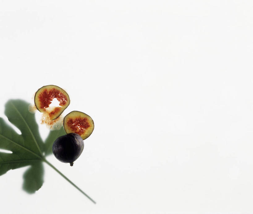 无人,横图,俯视,室内,特写,白天,白色背景,植物,餐桌,桌子,无花果,水果,叶子,一片,切开,阴影,新鲜,反射,纹理,影子,生食,食品,果实,绿叶,食物,三个,绿色,紫色,切,嫩叶,摄影,有机食品,绿色食品,影棚,餐台,剖面,切面,肌理,叶,叶片,叶脉,映日果,树地瓜,奶浆果,蜜果,彩图,高角度拍摄,影棚拍摄,拍摄