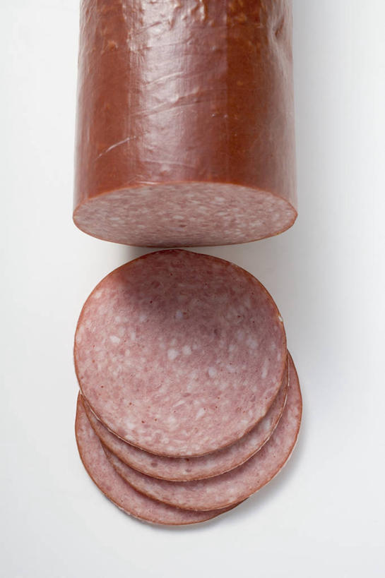 无人,竖图,俯视,室内,特写,白天,白色背景,餐桌,桌子,一排,切开,阴影,整齐,反射,影子,肉,香肠,腊肠,猪肉,肉类,排列,切,摄影,影棚,餐台,队列,剖面,肉食,切面,豚肉,彩图,高角度拍摄,影棚拍摄,拍摄