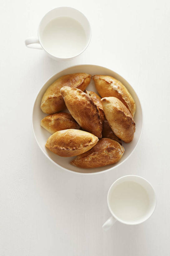 米饭,牛奶,无人,竖图,俯视,室内,特写,白天,白色背景,餐桌,桌子,杯子,一堆,阴影,堆叠,堆积,反射,影子,陶瓷,蛋,鸡蛋,陶瓷制品,饮品,饭,两杯,营养,饮料,三个,马克杯,容器,水杯,碗,摄影,影棚,餐台,储藏,堆,五谷,乳制品,奶,牛乳,储存,草鸡蛋,安神,卵,彩图,高角度拍摄,影棚拍摄,拍摄,贮存