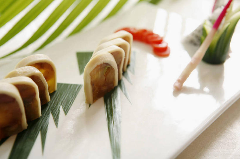 无人,横图,俯视,室内,特写,白天,白色背景,烹饪,中餐,植物,餐桌,桌子,餐具,叶子,一排,切开,阴影,整齐,反射,碟子,盘,纹理,影子,肉,料理,食品,绿叶,猪肉,菜肴,美食,肉类,食物,排列,一个,绿色,盘子,碟,切,中式,嫩叶,摄影,佳肴,影棚,单个,餐台,队列,剖面,肉食,切面,豚肉,肌理,叶,叶片,叶脉,彩图,高角度拍摄,影棚拍摄,拍摄,猪皮冻