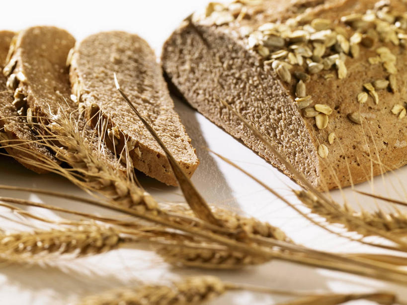 点心,面包,无人,横图,俯视,室内,特写,白天,白色背景,农作物,小麦,餐桌,桌子,一排,切开,阴影,整齐,反射,影子,谷物,食品,坚果,面点,小吃,食物,糕点,排列,零食,切,黑面包,摄影,麦子,影棚,餐台,瓜子,全麦面包,队列,剖面,切面,葵花籽,麸皮面包,葵花子,彩图,高角度拍摄,影棚拍摄,拍摄