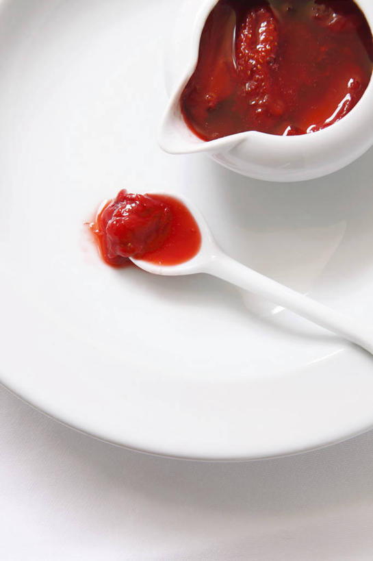 无人,竖图,俯视,室内,特写,白天,白色背景,餐桌,桌子,餐具,水果,许多,阴影,新鲜,反射,碟子,盘,影子,勺子,陶瓷,生食,食品,果实,陶瓷制品,很多,食物,三个,红色,盘子,容器,调羹,碟,汤匙,碗,果酱,草莓酱,摄影,有机食品,绿色食品,影棚,餐台,储藏,储存,果子酱,彩图,高角度拍摄,影棚拍摄,拍摄,贮存