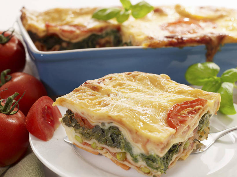 面食,面条,意大利面,无人,横图,俯视,室内,特写,白天,西餐,餐桌,桌子,菠菜,蔬菜,西红柿,餐具,叶子,阴影,新鲜,装饰,反射,叉子,碟子,盘,影子,陶瓷,面,料理,食品,绿叶,陶瓷制品,食物,三个,盘子,容器,碟,碗,嫩叶,西式,有机食品,绿色食品,餐台,储藏,华丽,修饰,点缀,配菜,储存,餐叉,衬托,美观,雅致,雅观,叶,叶片,进餐用具,鹦鹉菜,鼠根菜,角菜,红嘴绿鹦哥,番茄,赤根菜,菠薐菜,波斯草,彩图,高角度拍摄,贮存