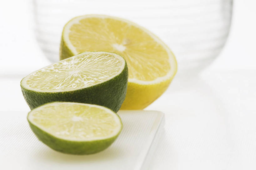 无人,横图,俯视,室内,特写,白天,白色背景,餐桌,桌子,柠檬,水果,切开,阴影,新鲜,反射,影子,生食,食品,果实,食物,三个,黄色,绿色,切,摄影,有机食品,绿色食品,影棚,餐台,剖面,切面,酸橙,代代,益母果,柠果,橙子,橙,彩图,高角度拍摄,影棚拍摄,拍摄