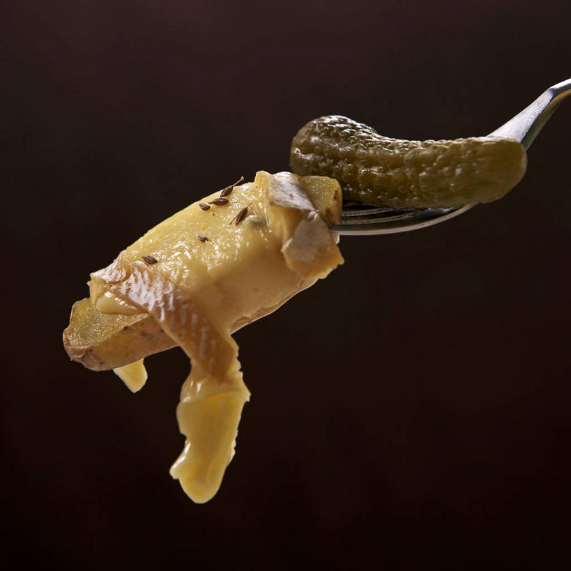 奶酪,无人,方图,室内,特写,白天,正面,黄瓜,蔬菜,土豆,餐具,阴影,黑色背景,新鲜,反射,叉子,影子,干酪,起司,食品,芝士,营养,食物,一个,乳酪,摄影,有机食品,绿色食品,影棚,单个,乳制品,发酵,餐叉,进餐用具,芋艿,洋芋,山药蛋,青瓜,马铃薯,胡瓜,彩图,影棚拍摄,拍摄