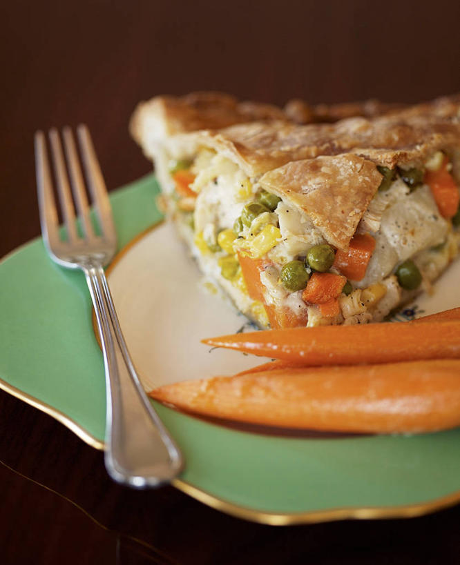 点心,无人,竖图,俯视,室内,特写,白天,餐桌,桌子,萝卜,胡萝卜,蔬菜,餐具,一块,切开,阴影,棕色背景,新鲜,反射,叉子,碟子,盘,影子,鸡肉,肉,食品,面点,馅饼,肉类,食物,糕点,两个,盘子,碟,切,橙色,摄影,有机食品,绿色食品,影棚,餐台,剖面,肉食,餐叉,切面,进餐用具,红萝卜,甘荀,彩图,高角度拍摄,影棚拍摄,拍摄,鸡肉馅饼