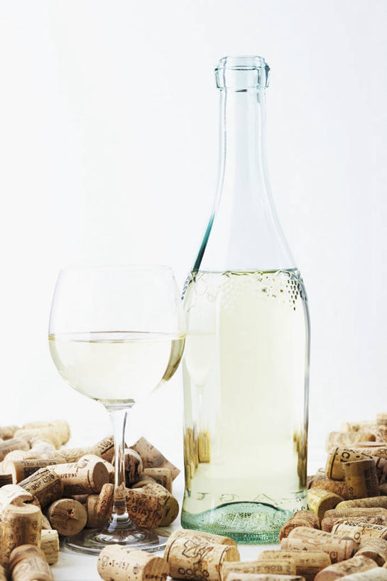 红酒,葡萄酒,无人,竖图,俯视,室内,特写,白天,白色背景,餐桌,桌子,杯子,许多,阴影,反射,高脚杯,影子,红酒杯,白葡萄酒,酒类,很多,一杯,红酒瓶,玻璃制品,酒,酒瓶,饮料,玻璃瓶,酒杯,瓶子,瓶塞,摄影,影棚,餐台,葡萄酒杯,葡萄酒瓶,保存,密封,玻璃杯,彩图,高角度拍摄,影棚拍摄,拍摄