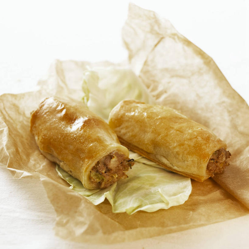 点心,面包,无人,横图,俯视,室内,特写,白天,白色背景,餐桌,桌子,蔬菜,椰菜,卷心菜,阴影,新鲜,反射,包装,包装纸,影子,纸,肉,食品,面点,纸张,猪肉,肉类,食物,糕点,甘蓝,摄影,有机食品,绿色食品,影棚,餐台,包装材料,肉食,豚肉,结球甘蓝,甘兰,包心菜,彩图,高角度拍摄,影棚拍摄,拍摄