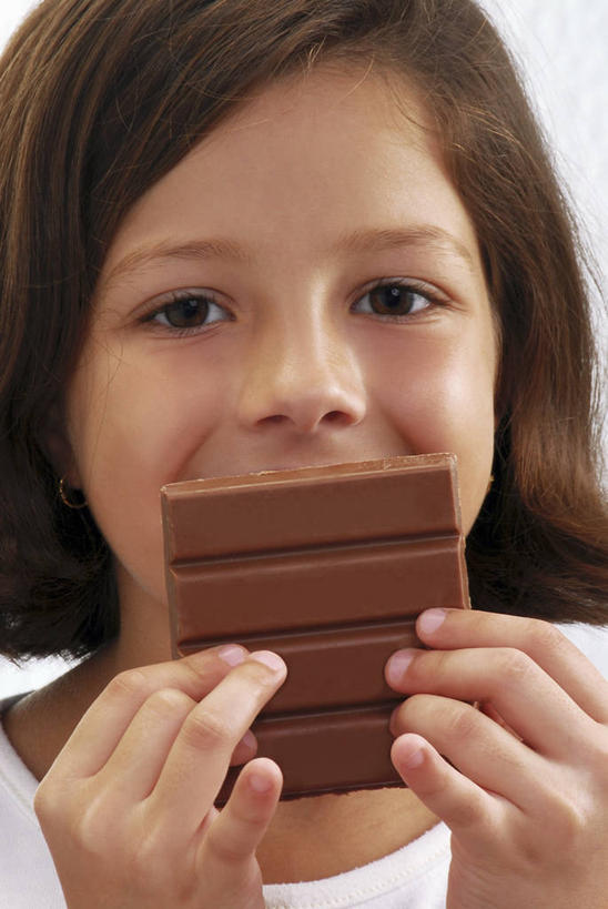 西方人,儿童,脸,头,脸颊,手,一个人,吃,竖图,室内,特写,白天,白色背景,正面,纯洁,欧洲,欧洲人,双手,仅一个女性,仅一个人,一块,握,服装,食品,糖,糖果,甜点,甜品,拿,拿着,注视,休闲装,肩膀,食物,小孩,衣服,甜食,巧克力,观察,看,仅一个小孩,休闲,手部,休闲服,可爱,童年,童趣,握着,摄影,服饰,影棚,观看,朱古力,黑巧克力,察看,关注,童真,烂漫,无邪,天真,女孩,女人,女性,白种人,孩子,头部,脸部,脸蛋,面部,嚼,食,半身,彩图,影棚拍摄,拍摄,女生