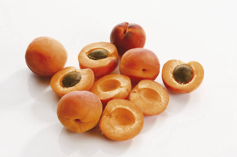 无人,横图,俯视,室内,特写,白天,白色背景,餐桌,桌子,杏,水果,一堆,许多,切开,阴影,堆叠,堆积,新鲜,反射,影子,生食,食品,果实,很多,食物,切,橙色,摄影,有机食品,绿色食品,影棚,餐台,堆,剖面,杏果,切面,杏子,彩图,高角度拍摄,影棚拍摄,拍摄