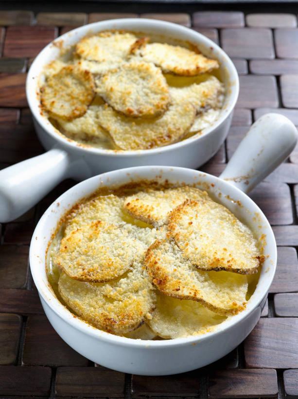 点心,面包,奶酪,无人,竖图,俯视,室内,特写,白天,烹饪,西餐,餐桌,桌子,阴影,反射,影子,陶瓷,干酪,起司,料理,食品,面点,陶瓷制品,土豆泥,芝士,营养,菜肴,美食,食物,糕点,两个,容器,碗,乳酪,西式,佳肴,餐台,储藏,乳制品,储存,发酵,马铃薯泥,薯蓉,彩图,高角度拍摄,芝士焗土豆泥,贮存