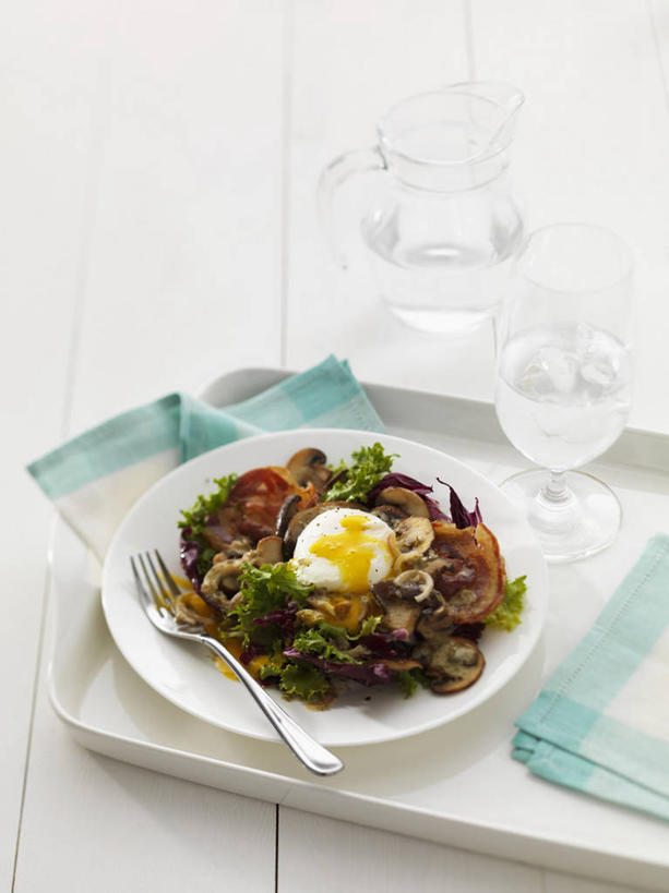 无人,竖图,俯视,室内,特写,白天,白色背景,餐桌,桌子,蔬菜,杯子,餐具,一堆,阴影,堆叠,堆积,新鲜,反射,叉子,碟子,盘,影子,菌菇,蘑菇,蛋,鸡蛋,肉,食品,菌类,培根,猪肉,肉类,玻璃制品,食物,盘子,餐巾,水杯,碟,四个,食用菌,摄影,有机食品,绿色食品,影棚,餐台,堆,肉食,餐叉,豚肉,草鸡蛋,卵,保洁方巾,口布,玻璃杯,进餐用具,彩图,高角度拍摄,影棚拍摄,拍摄,烟肉,腌熏