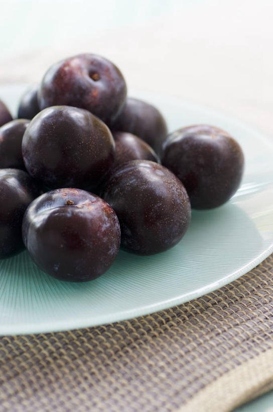 无人,竖图,俯视,室内,特写,白天,餐桌,桌子,李子,餐具,水果,一堆,许多,阴影,堆叠,堆积,新鲜,反射,碟子,盘,影子,生食,食品,果实,很多,食物,一个,紫色,盘子,碟,有机食品,绿色食品,单个,餐台,堆,红李,鸡血李,杏李,彩图,高角度拍摄