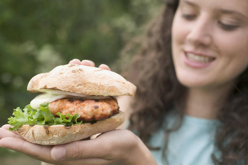 点心,面包,西方人,脸,头,脸颊,手,一个人,捧,笑,微笑,露齿笑,横图,室外,特写,白天,正面,烹饪,西餐,餐桌,桌子,蔬菜,欧洲,欧洲人,双手,仅一个女性,仅一个人,服装,朦胧,模糊,新鲜,生菜,莴苣,鸡肉,肉,汉堡,料理,食品,面点,注视,休闲装,菜肴,美食,肉类,食物,糕点,一个,衣服,快餐,观察,看,仅一个中年女性,休闲,手部,休闲服,西式,服饰,佳肴,有机食品,绿色食品,单个,餐台,观看,察看,关注,肉食,西式快餐,垃圾食品,春菜,鹅仔菜,莴仔菜,千金菜,叶用莴苣,拖鞋面包,夏巴塔,意大利拖鞋面包,女人,女性,中年女性,白种人,头部,脸部,脸蛋,面部,端,端着,捧着,手捧,半身,彩图